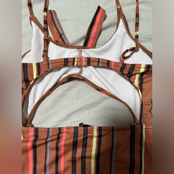 ONE PIECE SWIMSUIT NEVER WORN - Picture 5 of 6